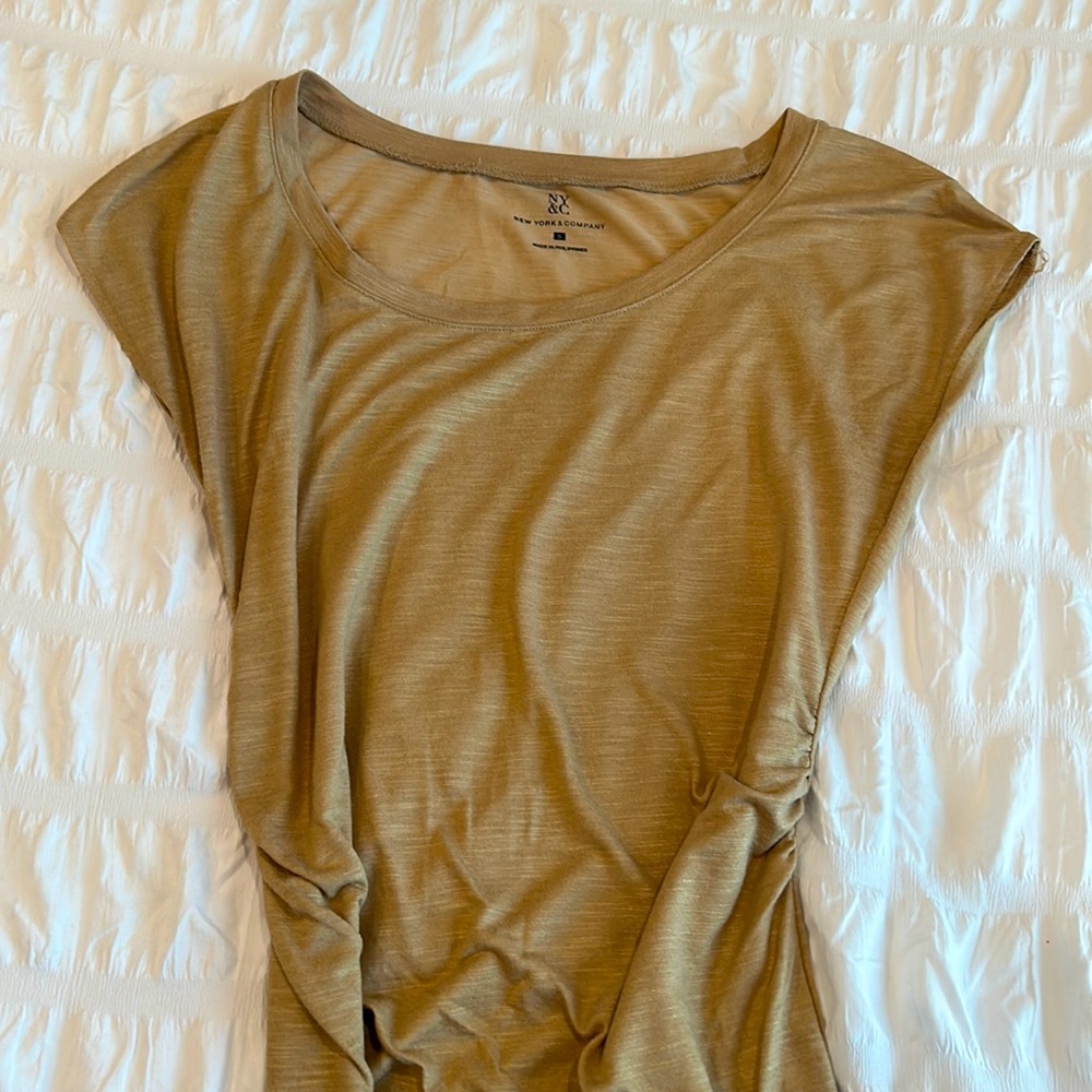 Short sleeve top mix between a tan/gold color/ would look great paired w jeans!
